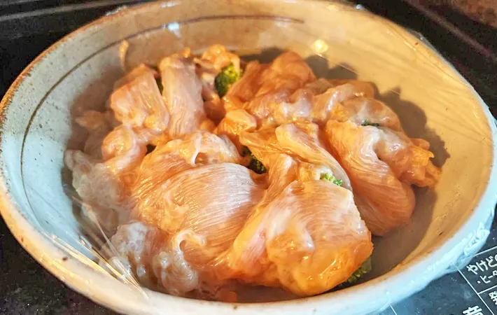 『鶏むね肉とブロッコリーのマヨ和え』を作る写真（撮影：エニママ）