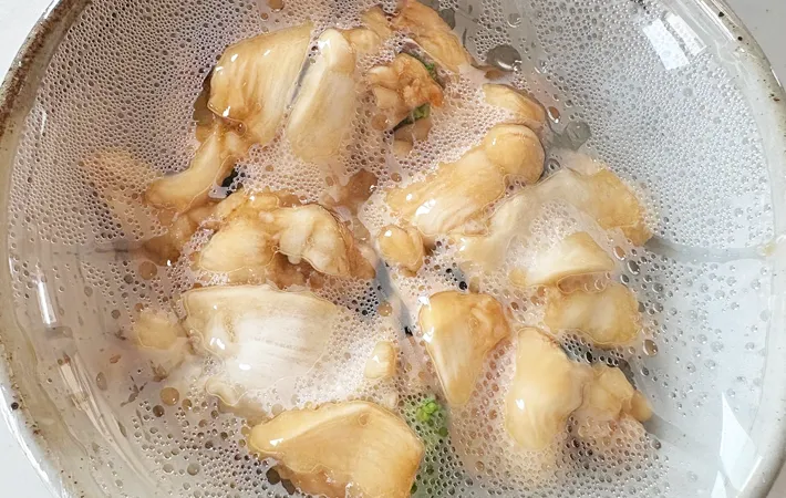 『鶏むね肉とブロッコリーのマヨ和え』を作る写真（撮影：エニママ）