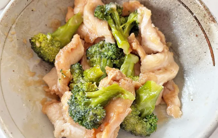 『鶏むね肉とブロッコリーのマヨ和え』の完成写真（撮影：エニママ）