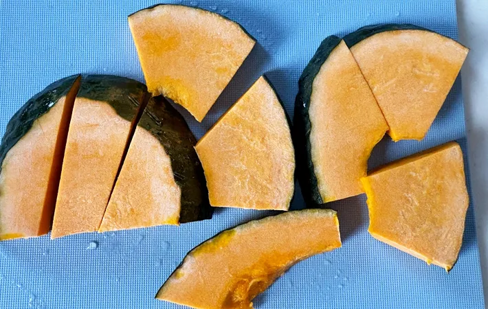 『カボチャのカプレーゼ』を作る写真（撮影：エニママ）