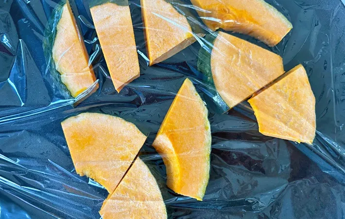 『カボチャのカプレーゼ』を作る写真（撮影：エニママ）