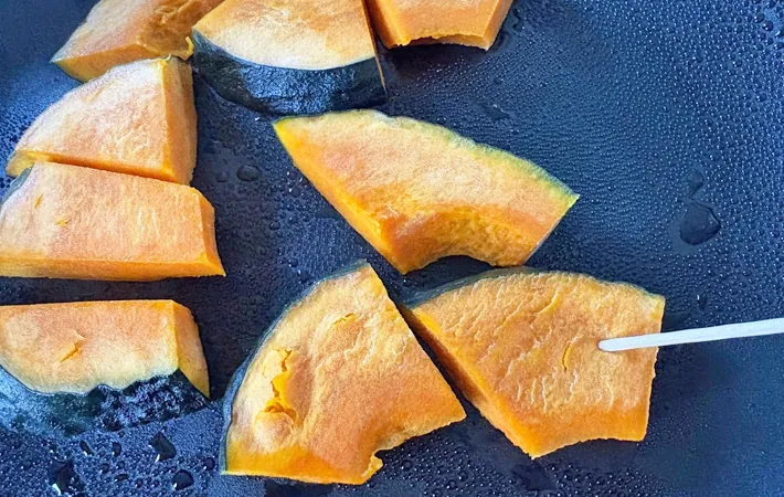 『カボチャのカプレーゼ』を作る写真（撮影：エニママ）