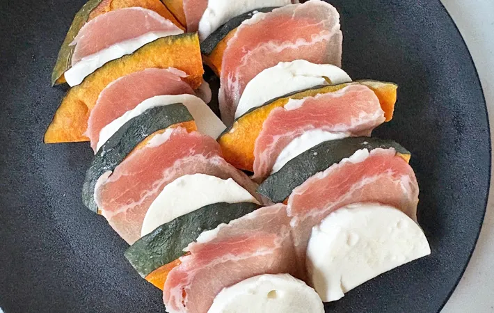 『カボチャのカプレーゼ』を作る写真（撮影：エニママ）