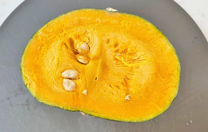 『炊飯器でカボチャの肉詰め』を作る写真（撮影：エニママ）