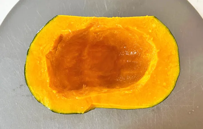 『炊飯器でカボチャの肉詰め』を作る写真（撮影：エニママ）