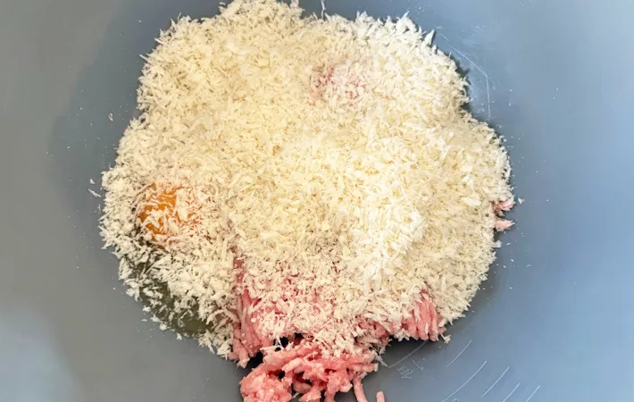 『炊飯器でカボチャの肉詰め』を作る写真（撮影：エニママ）