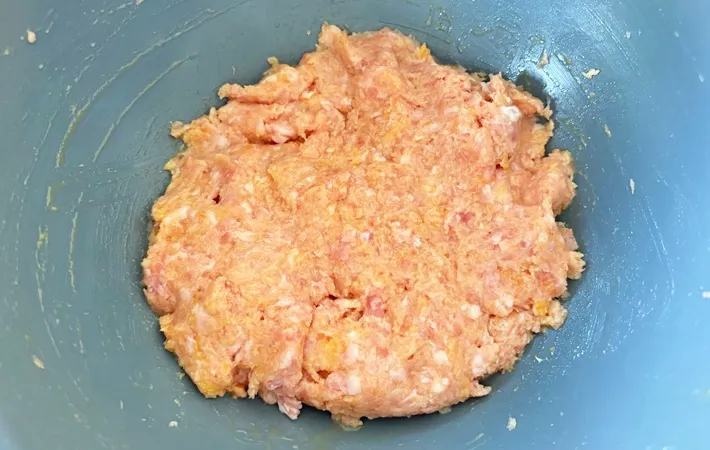 『炊飯器でカボチャの肉詰め』を作る写真（撮影：エニママ）