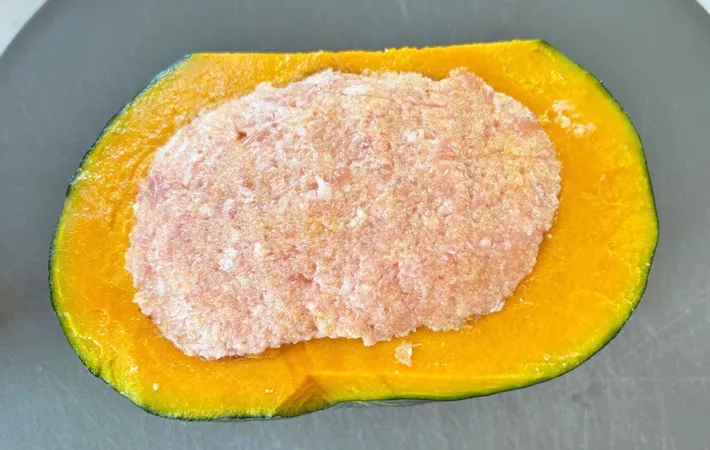 『炊飯器でカボチャの肉詰め』を作る写真（撮影：エニママ）