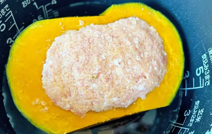 『炊飯器でカボチャの肉詰め』を作る写真（撮影：エニママ）