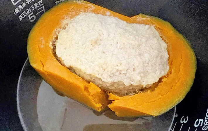 『炊飯器でカボチャの肉詰め』を作る写真（撮影：エニママ）