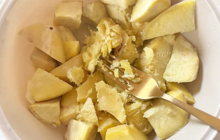 『餃子の皮のスイートポテト』を作る写真（撮影：エニママ）