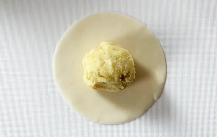 『餃子の皮のスイートポテト』を作る写真（撮影：エニママ）