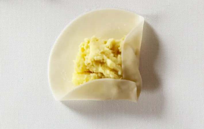 『餃子の皮のスイートポテト』を作る写真（撮影：エニママ）