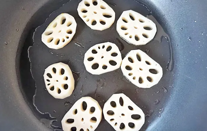 『冷凍から揚げ酢鶏』を作る写真（撮影：エニママ）