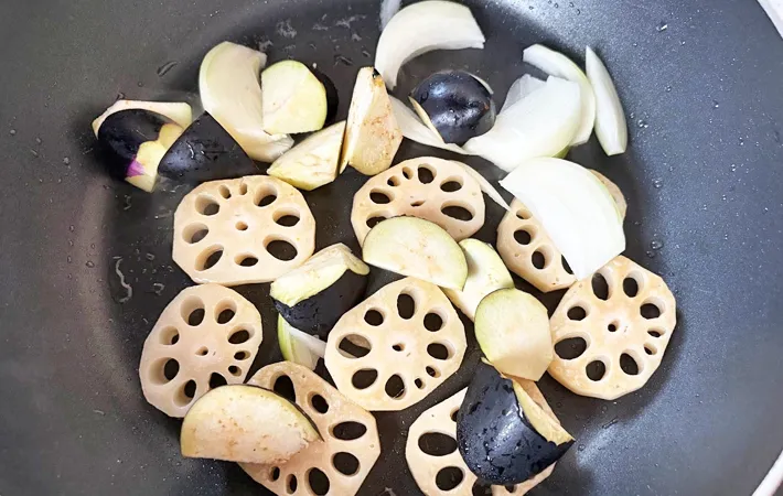 『冷凍から揚げ酢鶏』を作る写真（撮影：エニママ）