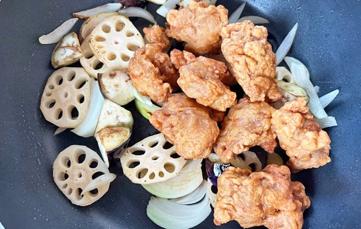 『冷凍から揚げ酢鶏』を作る写真（撮影：エニママ）