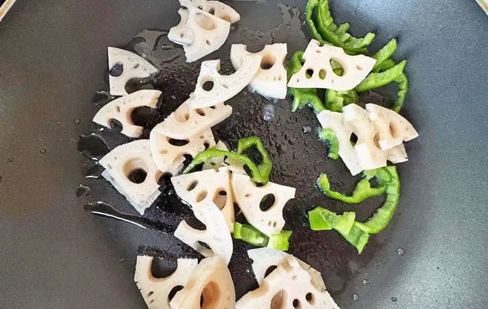 『レンコン入り豚のしょうが焼き』を作る写真（撮影：エニママ）