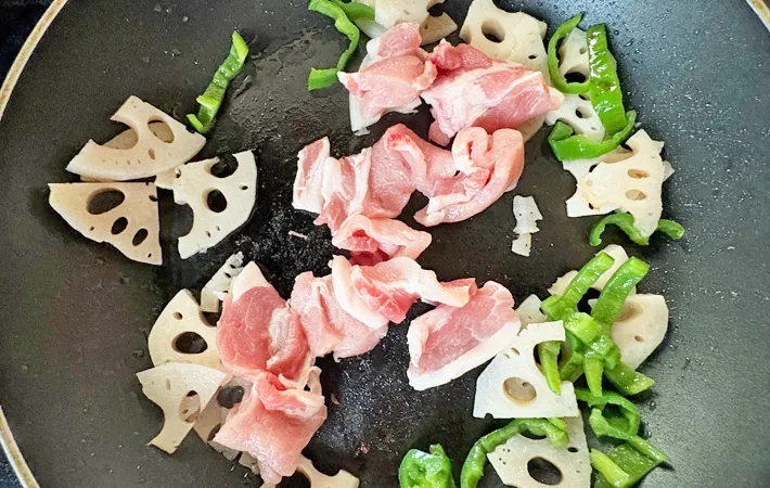 『レンコン入り豚のしょうが焼き』を作る写真（撮影：エニママ）