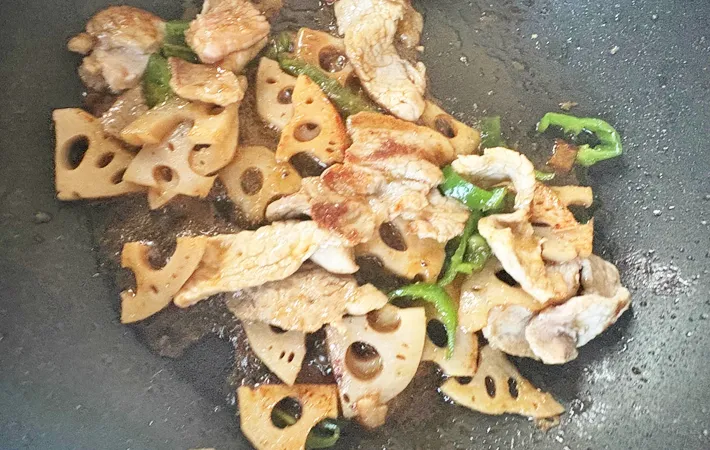 『レンコン入り豚のしょうが焼き』を作る写真（撮影：エニママ）