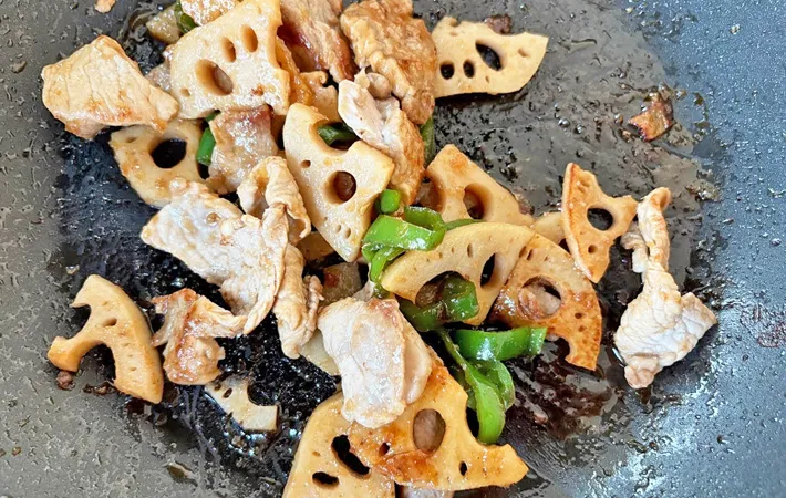 『レンコン入り豚のしょうが焼き』を作る写真（撮影：エニママ）