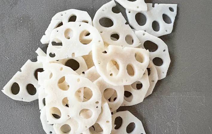 『レンコンナムル』を作る写真（撮影：エニママ）