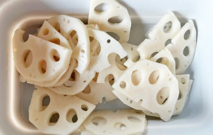 『レンコンナムル』を作る写真（撮影：エニママ）