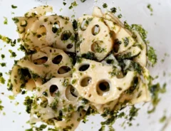 『レンコンナムル』を作る写真（撮影：エニママ）