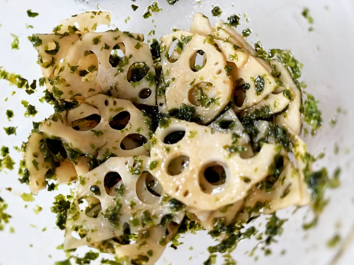 『レンコンナムル』を作る写真（撮影：エニママ）