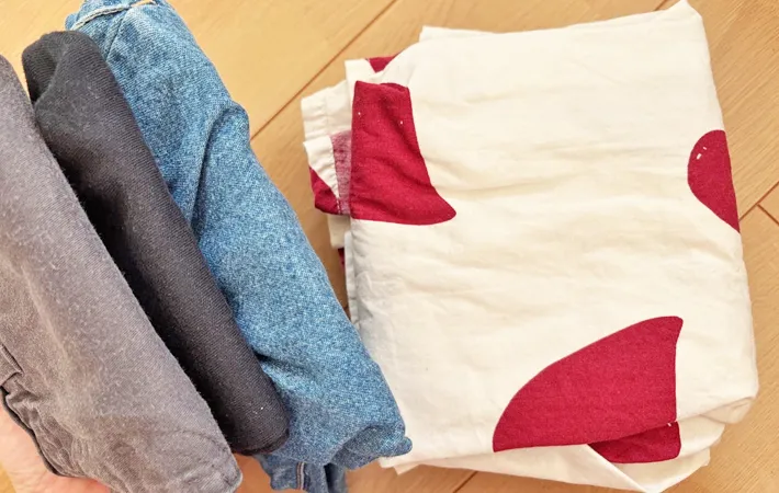 畳んだ子供服の写真（撮影：エニママ）