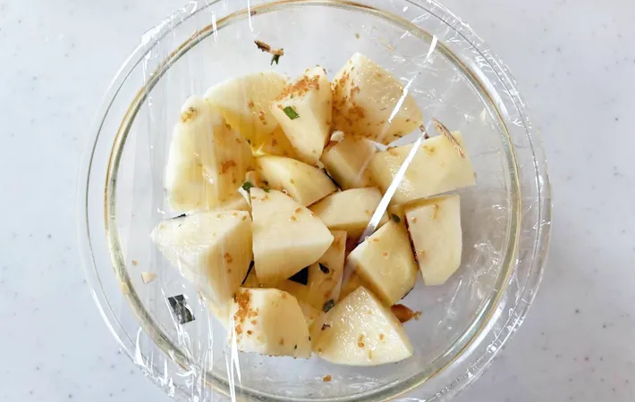 『待つだけでやみつきポテト和え』を作る写真（撮影：エニママ）