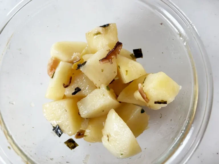 『待つだけでやみつきポテト和え』を作る写真（撮影：エニママ）