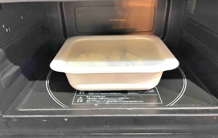 『サツマイモガーリックソテー』を作る写真（撮影：エニママ）