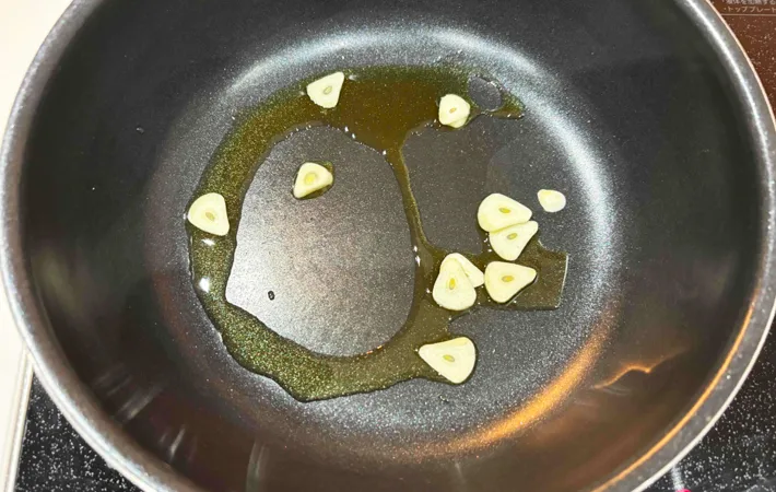 『サツマイモガーリックソテー』を作る写真（撮影：エニママ）