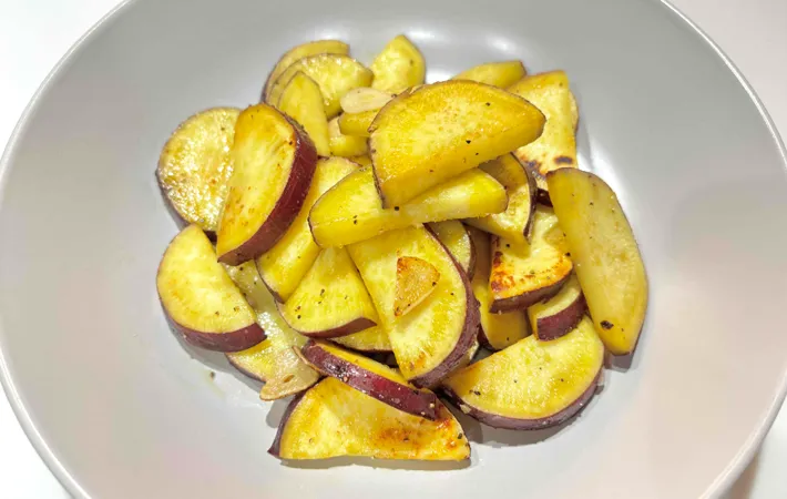 『サツマイモガーリックソテー』の完成写真（撮影：エニママ）