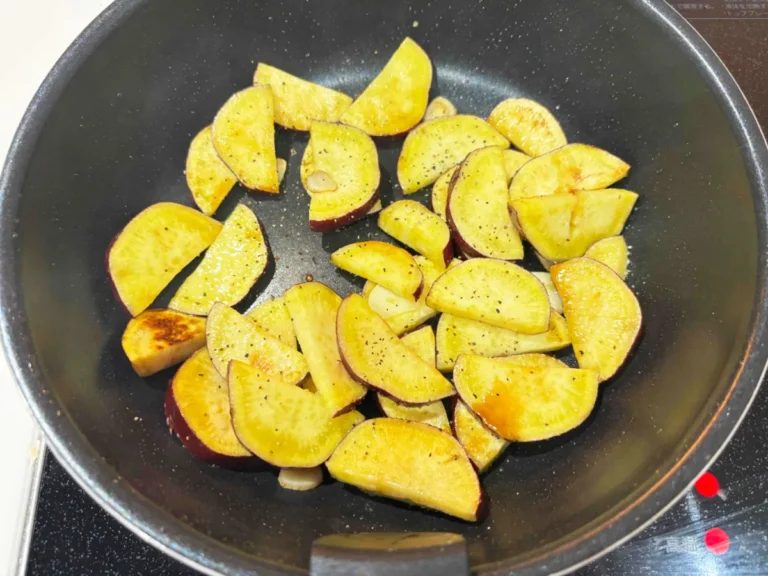 『サツマイモガーリックソテー』を作る写真(撮影:エニママ)