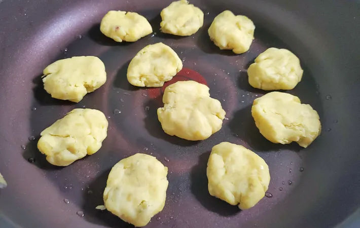 『味見でなくなるおいしさ！和スイートポテト』を作る写真（撮影：エニママ）