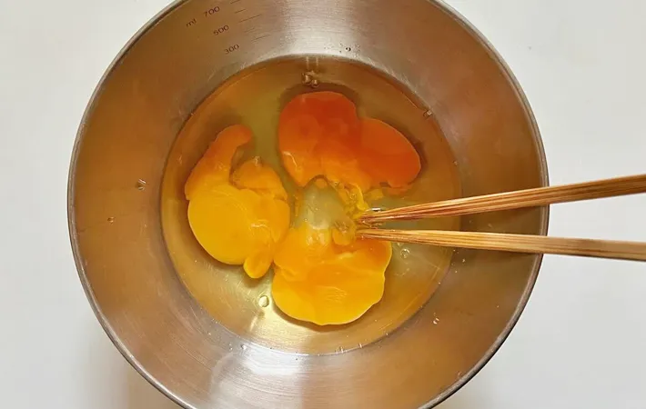 『焼肉のタレで玉子焼き』を作る写真（撮影：エニママ）