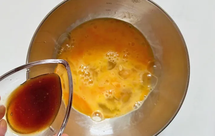 『焼肉のタレで玉子焼き』を作る写真（撮影：エニママ）