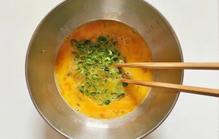 『焼肉のタレで玉子焼き』を作る写真（撮影：エニママ）