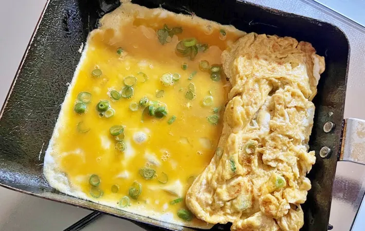 『焼肉のタレで玉子焼き』を作る写真（撮影：エニママ）