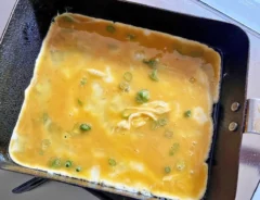 『焼肉のタレで玉子焼き』を作る写真（撮影：エニママ）