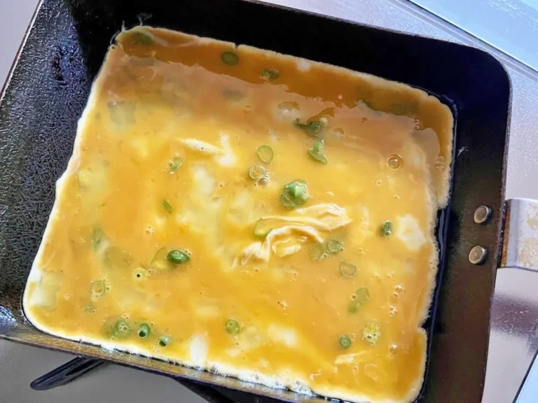 『焼肉のタレで玉子焼き』を作る写真（撮影：エニママ）