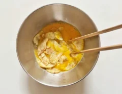 『ポテトチップス入りの玉子焼き』を作る写真（撮影：エニママ）