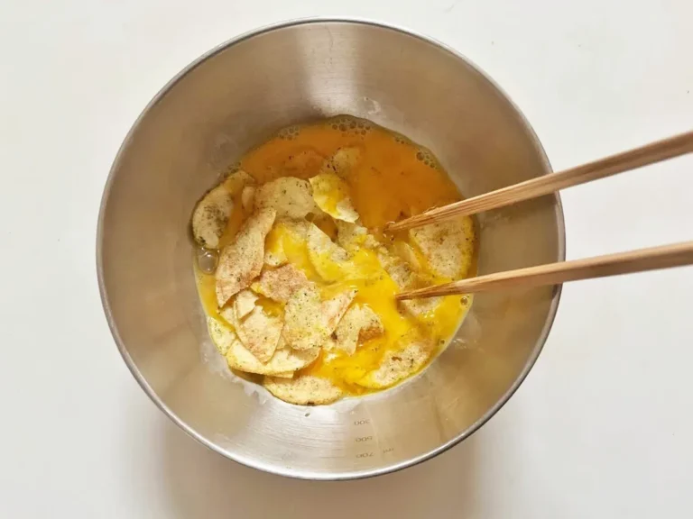 『ポテトチップス入りの玉子焼き』を作る写真（撮影：エニママ）