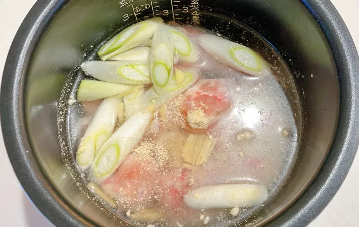 『炊飯器でサムゲタン風スープ』を作る写真（撮影：エニママ）