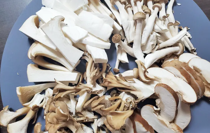 『塩こんぶとオリーブオイルの簡単きのこソテー』を作る写真（撮影：エニママ）