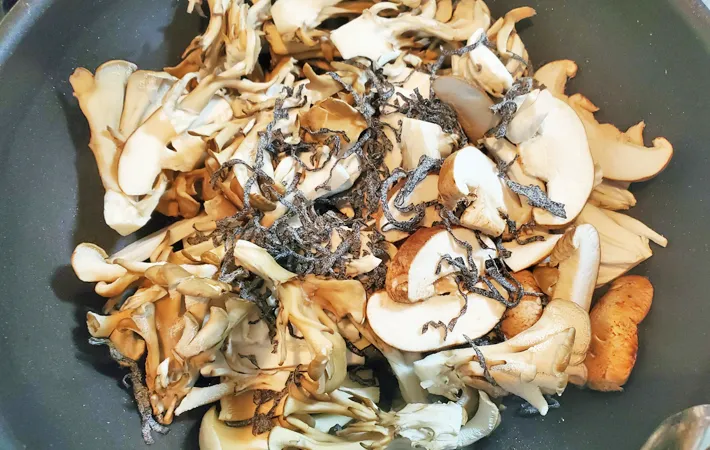 『塩こんぶとオリーブオイルの簡単きのこソテー』を作る写真（撮影：エニママ）
