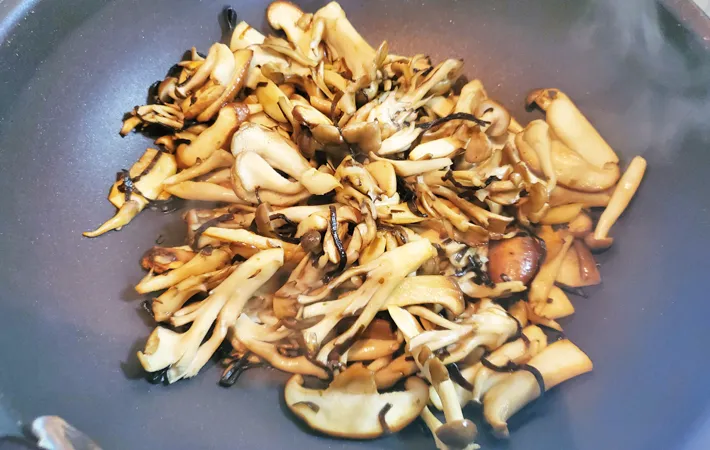 『塩こんぶとオリーブオイルの簡単きのこソテー』を作る写真（撮影：エニママ）