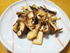 『塩こんぶとオリーブオイルの簡単きのこソテー』の完成写真（撮影：エニママ）