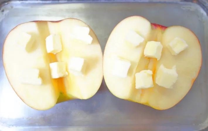 『アイスのせ焼きりんご』を作る写真（撮影：エニママ）